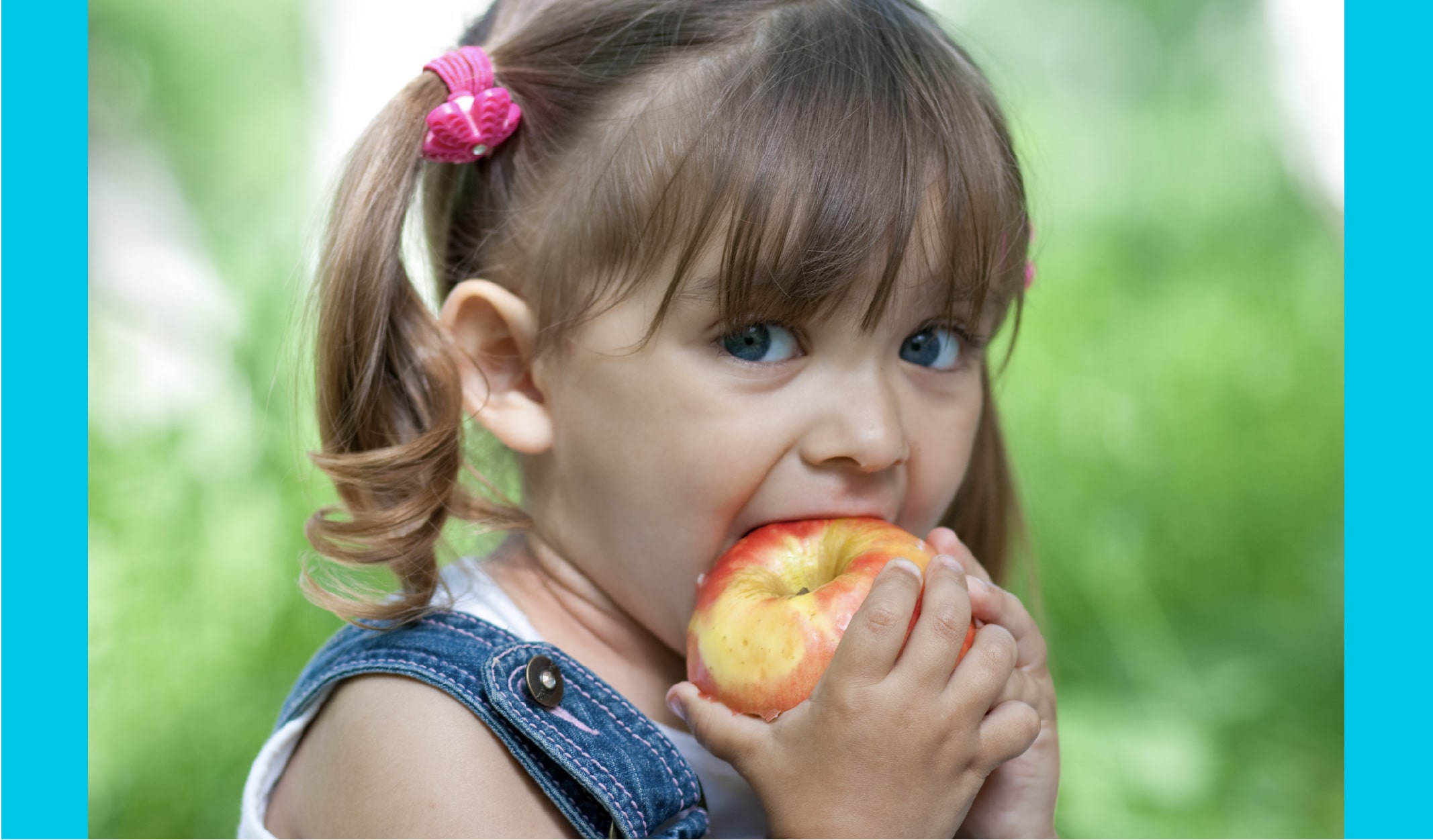 Фруктовый папа. Девочка ест яблоко. Фрукты для детей. Яблоко для детей. Ребенок кушает яблоко.